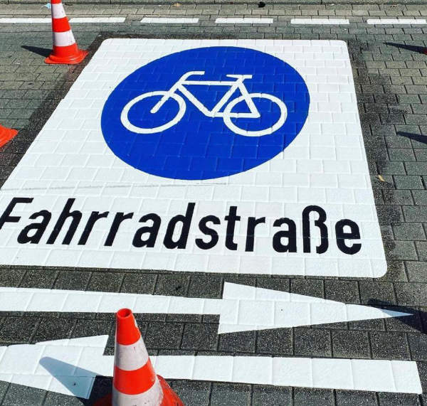 Markierung für Fahrradstraße auf dem Boden