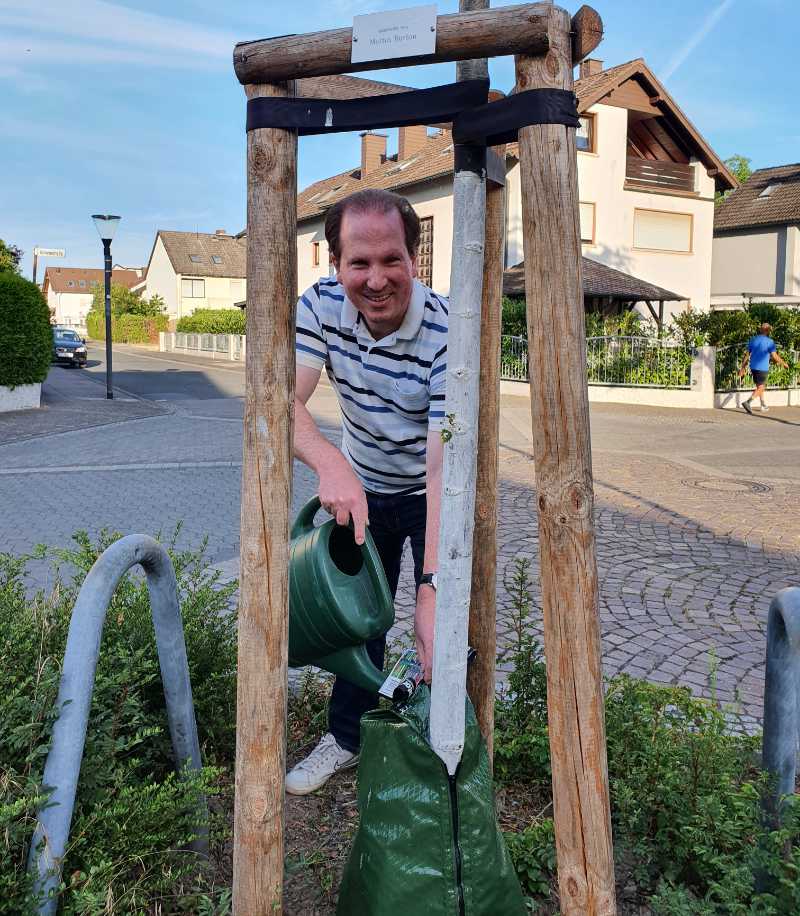 Foto: (Privat) Jetzt Baumpatenschaft übernehmen: Auch Bürgermeister Martin Burlon ist mit dabei und gießt „seinen“ Patenbaum.