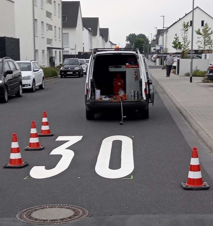 Bild einer Baustelle mit deutlich sichtbarer Markierung in Form der Zahl 30 auf dem Boden