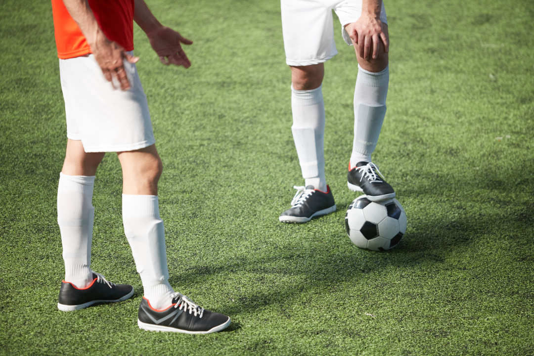 Fußball Offenbach Kickers OFC Fußball auf dem boden auf einer Grünen Wiese