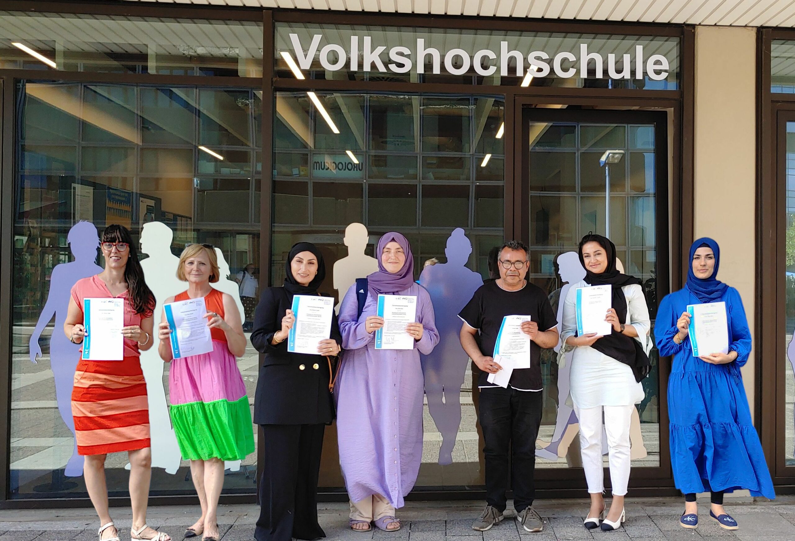 Frauen vor der Volkshochschule mit Urkunde